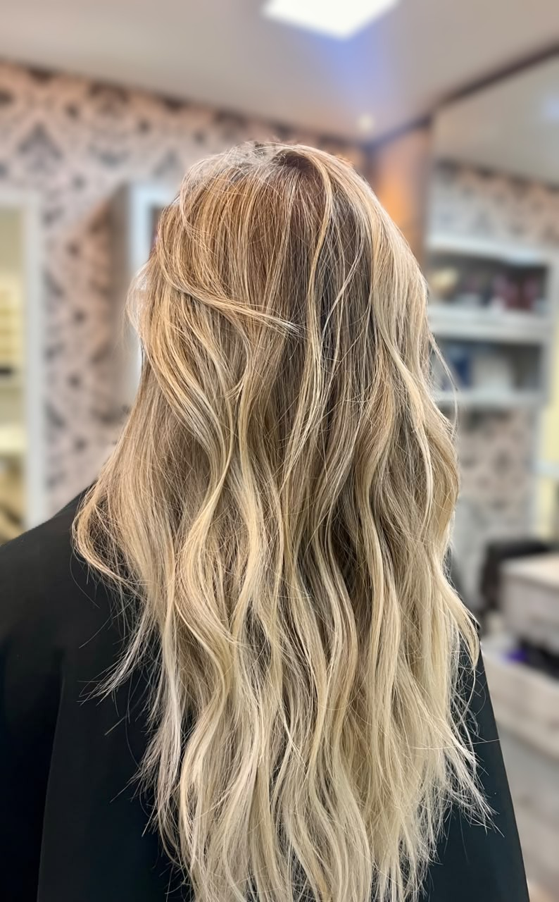 Cabelo loiro iluminado com ondas suaves